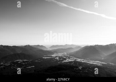 Blick vom Wettersteingipfel auf den Walchensee, über das Werdenfelserland und den Buckelwiesen. Im Hintergrund Herzogstand, Heimgarten, Soierngruppe und andere Berge der bayerischen Voralpen. Stockfoto