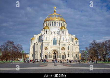 KRONSTADT, RUSSLAND - 01. MAI 2022: Die alte Kathedrale des Wundertäters St. Nikolaus an einem Frühlingstag. Kronstadt Stockfoto