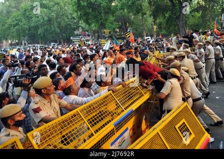 Mitarbeiter der Bhartiya Janta-Partei protestieren am 6. Mai 2022 vor dem Hauptbüro der AAP-Partei in Neu-Delhi, Indien, gegen den Premierminister von Delhi, Arvind Kejriwal, und gegen den BJP-Sprecher Tejinder Pal Singh Bagga, der von der Polizei von Punjab aus seinem Haus in Delhi verhaftet wurde. (Foto von Ravi Batra/Sipa USA) Stockfoto