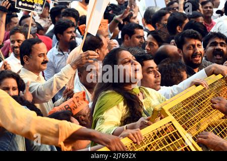 Mitarbeiter der Bhartiya Janta-Partei protestieren am 6. Mai 2022 vor dem Hauptbüro der AAP-Partei in Neu-Delhi, Indien, gegen den Premierminister von Delhi, Arvind Kejriwal, und gegen den BJP-Sprecher Tejinder Pal Singh Bagga, der von der Polizei von Punjab aus seinem Haus in Delhi verhaftet wurde. (Foto von Ravi Batra/Sipa USA) Stockfoto