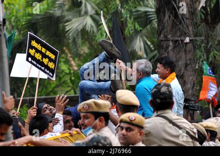 Mitarbeiter der Bhartiya Janta-Partei protestieren am 6. Mai 2022 vor dem Hauptbüro der AAP-Partei in Neu-Delhi, Indien, gegen den Premierminister von Delhi, Arvind Kejriwal, und gegen den BJP-Sprecher Tejinder Pal Singh Bagga, der von der Polizei von Punjab aus seinem Haus in Delhi verhaftet wurde. (Foto von Ravi Batra/Sipa USA) Stockfoto