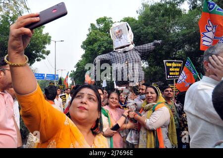 Mitarbeiter der Bhartiya Janta-Partei protestieren am 6. Mai 2022 vor dem Hauptbüro der AAP-Partei in Neu-Delhi, Indien, gegen den Premierminister von Delhi, Arvind Kejriwal, und gegen den BJP-Sprecher Tejinder Pal Singh Bagga, der von der Polizei von Punjab aus seinem Haus in Delhi verhaftet wurde. (Foto von Ravi Batra/Sipa USA) Stockfoto