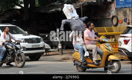 Mitarbeiter der Bhartiya Janta-Partei protestieren am 6. Mai 2022 vor dem Hauptbüro der AAP-Partei in Neu-Delhi, Indien, gegen den Premierminister von Delhi, Arvind Kejriwal, und gegen den BJP-Sprecher Tejinder Pal Singh Bagga, der von der Polizei von Punjab aus seinem Haus in Delhi verhaftet wurde. (Foto von Ravi Batra/Sipa USA) Stockfoto