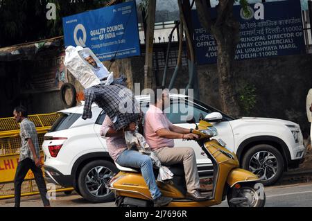 Mitarbeiter der Bhartiya Janta-Partei protestieren am 6. Mai 2022 vor dem Hauptbüro der AAP-Partei in Neu-Delhi, Indien, gegen den Premierminister von Delhi, Arvind Kejriwal, und gegen den BJP-Sprecher Tejinder Pal Singh Bagga, der von der Polizei von Punjab aus seinem Haus in Delhi verhaftet wurde. (Foto von Ravi Batra/Sipa USA) Stockfoto