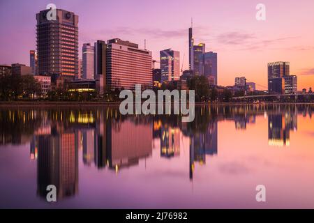 Deutschland, Hessen, Rhein-Main-Gebiet, Frankfurt am Main, Main, Wolkenkratzer, Frankfurter Skyline von Schaumainkai bei Sonnenaufgang Stockfoto