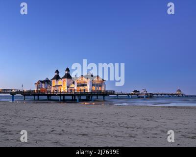 Sellin Pier auf Rügen zur Blauen Stunde in der Nebensaison Stockfoto