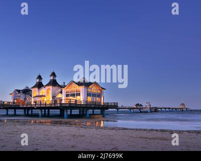 Sellin Pier auf Rügen zur Blauen Stunde in der Nebensaison Stockfoto