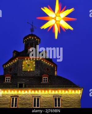 Europa, Deutschland, Hessen, Stadt Herborn, historische Altstadt, Weihnachten, Weihnachtslichter, historisches Rathaus, Weihnachtssterne Stockfoto