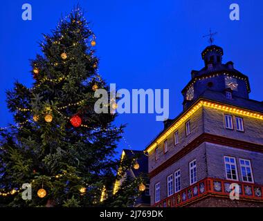 Europa, Deutschland, Hessen, Stadt Herborn, historische Altstadt, Weihnachten, Weihnachtslichter, Rathaus am Marktplatz, Weihnachtsbaum Stockfoto