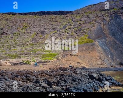 Blick auf die malerische Lavafelsen-Klippe auf der Insel Linosa. Sizilien Stockfoto