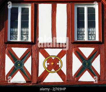 Europa, Deutschland, Hessen, Stadt Herborn, historische Altstadt, Fachwerkdetails „St. Andrew's Cross' auf dem Marktplatz Stockfoto