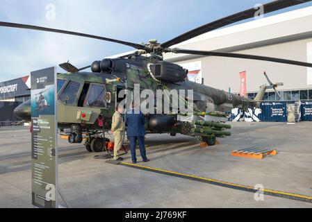 REGION MOSKAU, RUSSLAND - 25. AUGUST 2020: Russischer Hubschrauber Mi-171Sh 'Sturm' beim militärisch-technischen Forum 'Army-2020' Stockfoto