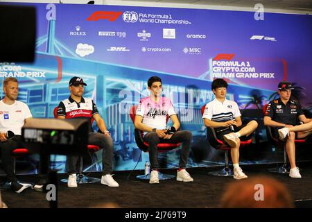 (L bis R): Kevin Magnussen (DEN) Haas F1 Team; Valtteri Bottas (FIN) Alfa Romeo F1 Team; Esteban Ocon (FRA) Alpine F1 Team; Yuki Tsunoda (JPN) AlphaTauri; und Max Verstappen (NLD) Red Bull Racing, Portrait in der FIA Pressekonferenz während des Formel 1 Crypto.com Miami Grand Prix 2022, 5. Runde der FIA Formel-1-Weltmeisterschaft 2022, auf dem Miami International Autodrome, vom 6. Bis 8. Mai 2022 in Miami Gardens, Florida, Vereinigte Staaten von Amerika - Foto DPPI Stockfoto