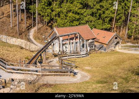 Deutschland, Bayern, Oberbayern, Kochelsee-Region, Großweil, Glentleiten Freilichtmuseum, Wetzsteinmacherei, Unterammergau Stockfoto