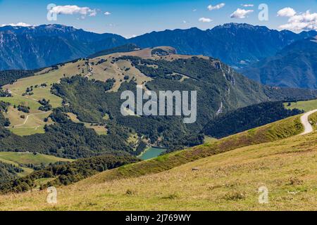 Blick vom Monte Baldo auf die Berge und den See Lago di Prà della Stua, Monte Baldo, Malcesine, Gardasee, Italien, Europa Stockfoto
