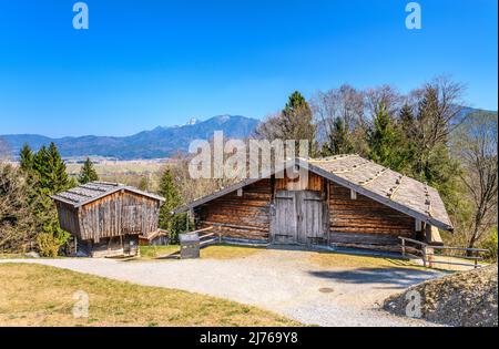 Deutschland, Bayern, Oberbayern, Kochelsee-Region, Großweil, Glentleiten Open Air Museum, Getreidekasten & Stallstadel, Ramsau Stockfoto