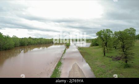 Luftaufnahme einer Landstraße und Weideland unter Wasser nach starken Regenfällen überschwemmt die Region über mehrere Tage in Oklahoma im Mai 2022 Stockfoto