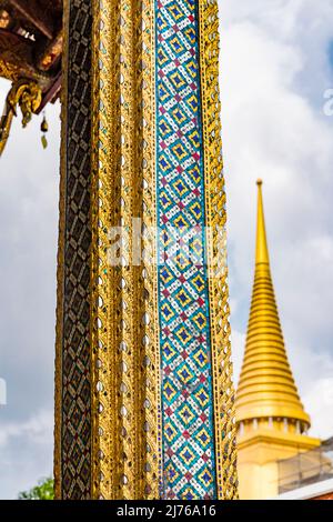 Säulen mit Dekoration, Emerald Buddha Tempel, hinter dem Golden Chedi, Königspalast, Grand Palace, Wat Phra Kaeo, Tempel des Emerald Buddha, Bangkok, Thailand, Asien Stockfoto