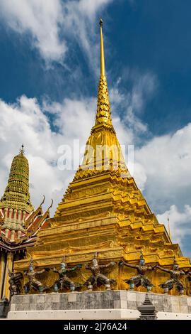 Vergoldete Stupa mit Affendämonenfiguren vor dem königlichen Pantheon, dem Königspalast, dem Großen Palast, dem Wat Phra Khaeo, Bangkok, Thailand, Asien Stockfoto