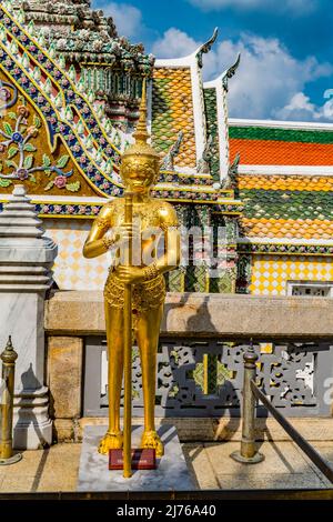 Goldene Singhapanorn-Statue, Figur eines Halb-Menschen-Halb-Dämons, Königlicher Palast, großer Palast, Wat Phra Kaeo, Tempel des Smaragd-Buddha, Bangkok, Thailand, Asien Stockfoto