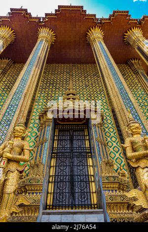 Eingang mit goldenen Hüterfiguren, Yaks, Bibliothek, Phra Mondop, Königspalast, Großer Palast, Wat Phra Kaeo, Tempel des Smaragd-Buddha, Bangkok, Thailand, Asien Stockfoto