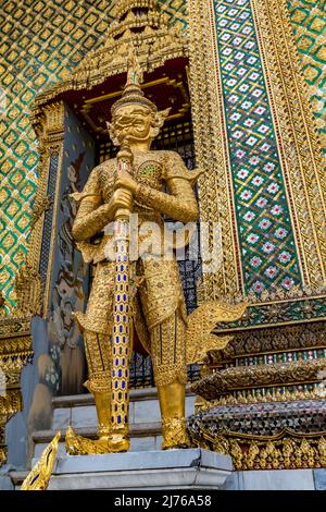 Eingang mit goldenen Hüterfiguren, Yaks, Bibliothek, Phra Mondop, Königspalast, Großer Palast, Wat Phra Kaeo, Tempel des Smaragd-Buddha, Bangkok, Thailand, Asien Stockfoto