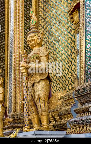 Eingang mit goldenen Hüterfiguren, Yaks, Bibliothek, Phra Mondop, Königspalast, Großer Palast, Wat Phra Kaeo, Tempel des Smaragd-Buddha, Bangkok, Thailand, Asien Stockfoto