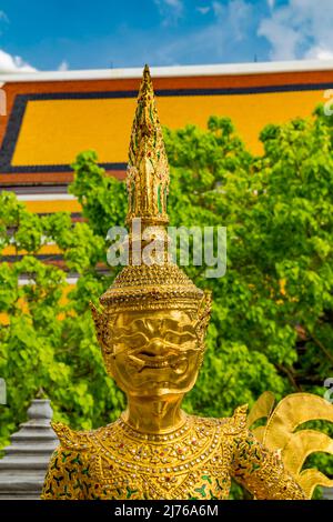 Goldene Asurapaksi-Figur, Königlicher Palast, großer Palast, Wat Phra Kaeo, Tempel des Smaragd-Buddha, Bangkok, Thailand, Asien Stockfoto