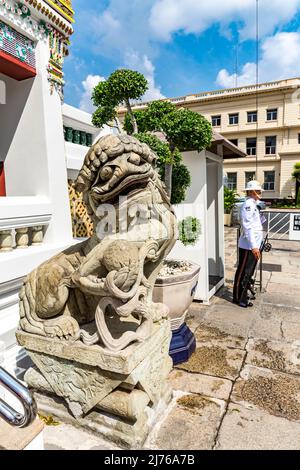 Löwenskulptur, Palastwächter, königlicher Palast, großer Palast, Wat Phra Kaeo, Tempel des Smaragdbuddhas, Bangkok, Thailand, Asien Stockfoto