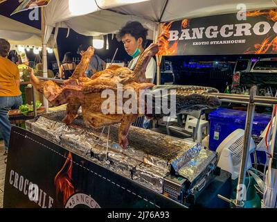 Crocodile auf dem Grill, Verkauf von Krokodilfleisch, Asiatique am Flussufer, Unterhaltungsmeile, Nachtmarkt, Chao Praya River, Bangkok, Thailand, Asien Stockfoto