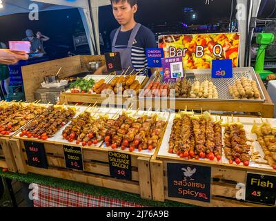 Verkauf von Geflügelgerichten, Asiatique the Riverfront, Unterhaltungsmeile, Nachtmarkt, Chao Praya River, Bangkok, Thailand, Asien Stockfoto