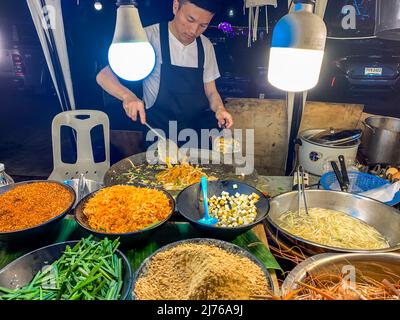 Verkauf von Garnelen und verschiedenen typischen Gerichten, Asiatique the Riverfront, Unterhaltungsmeile, Nachtmarkt, Chao Praya River, Bangkok, Thailand, Asien Stockfoto