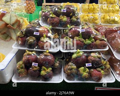 Mangosteen, Mangkut, Obstverkauf, Asiatique the Riverfront, Unterhaltungsmeile, Nachtmarkt, Chao Praya River, Bangkok, Thailand, Asien Stockfoto