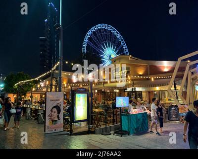 Verkaufsstände mit Riesenrad, Asiatique am Flussufer, Unterhaltungsmeile, Nachtmarkt, Chao Praya River, Bangkok, Thailand, Asien Stockfoto