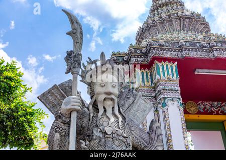 Eingangstor geschützt durch chinesische Steinfigur, Tempelwächter, Tempelkomplex Wat Pho, Tempel des Reclining Buddha, Bangkok, Thailand, Asien Stockfoto