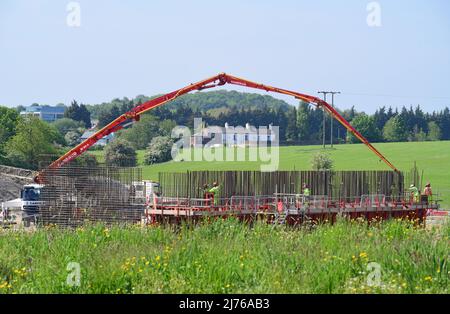 Zement wird beim Bau der Straßenbrücke beim Bau der neuen Ost-leeds-Bahnstraße yorkshire united Kingdom geliefert Stockfoto