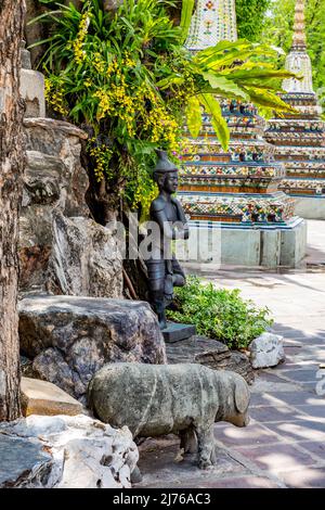 Miniaturberge mit Steinfiguren und Zierpflanzen, Khao Mor, Tempelkomplex Wat Pho, Tempel des liegenden Buddha, Bangkok, Thailand, Asien Stockfoto