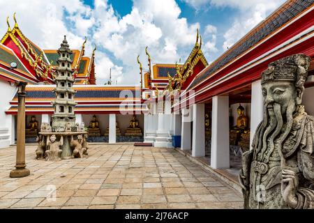 Innenhof mit Tha, chinesischen Pagoden und Granitskulpturen, Pavillon mit sitzenden Buddha-Skulpturen, Tempelkomplex Wat Pho, Tempel des Reclining Buddha, Bangkok, Thailand, Asien Stockfoto