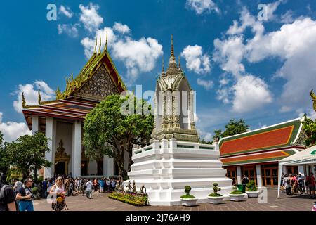 Hauptkapelle mit dem sitzenden Buddha, vor dem Glockenturm, Phra Ubosoth, Tempelkomplex Wat Pho, Tempel des Reclining Buddha, Bangkok, Thailand, Asien Stockfoto