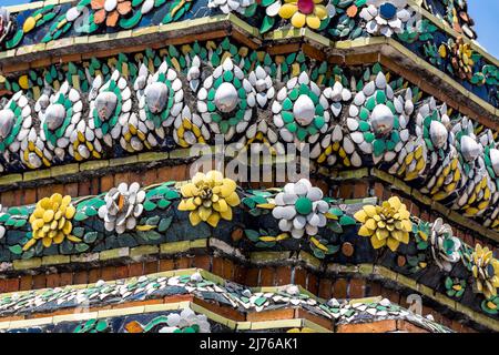 Mosaikdekorationen, Chedis, Tempelkomplex Wat Pho, Tempel des liegenden Buddha, Bangkok, Thailand, Asien Stockfoto