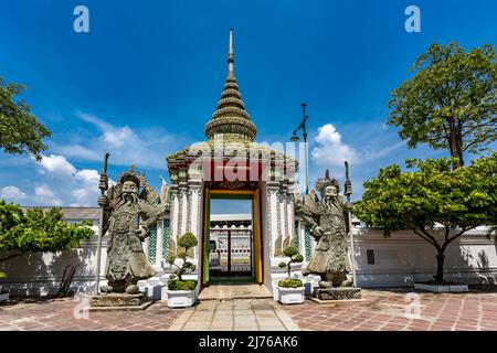 Eingangstor geschützt durch chinesische Steinfiguren, Tempelwächter, Tempelkomplex Wat Pho, Tempel des Reclining Buddha, Bangkok, Thailand, Asien Stockfoto