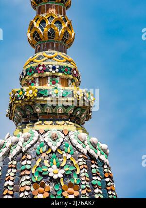 Mosaikdekorationen, Chedis, Tempelkomplex Wat Pho, Tempel des liegenden Buddha, Bangkok, Thailand, Asien Stockfoto