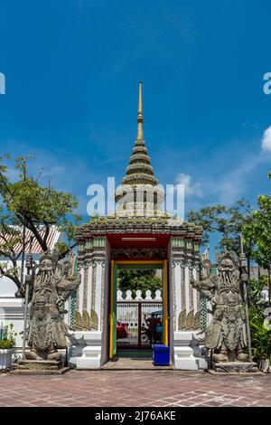Eingangstor geschützt durch chinesische Steinfiguren, Tempelwächter, Tempelkomplex Wat Pho, Tempel des Reclining Buddha, Bangkok, Thailand, Asien Stockfoto