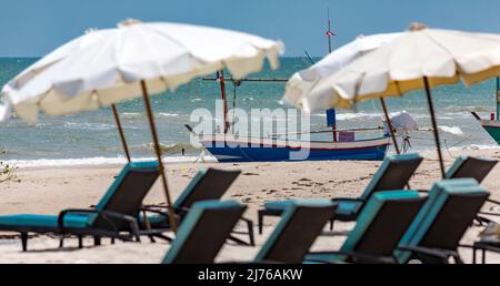 Sonnenliegen und Sonnenschirme am Strand, Dusit Thani Hotelkomplex, Hua hin, Prachuap Khiri Khan Provinz, Thailand, Golf von Thailand, Asien Stockfoto