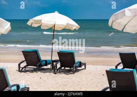 Weißer Reiher, (Casmerodius albus), Sonnenliegen und Sonnenschirme am Strand, Dusit Thani Hotelkomplex, Hua hin, Prachuap Khiri Khan Provinz, Thailand, Golf von Thailand, Asien Stockfoto