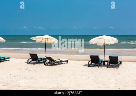 Sonnenliegen und Sonnenschirme am Strand, Dusit Thani Hotelkomplex, Hua hin, Prachuap Khiri Khan Provinz, Thailand, Golf von Thailand, Asien Stockfoto