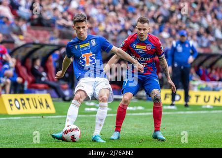 Filip Marchwinski aus Lech und Fran Tudor aus Rakow werden während des Finalmatches des Fortuna Polish Cup zwischen Lech Posen und Rakow Czestochowa im PGE-Nationalstadion in Aktion gesehen. Endergebnis; Lech Poznan 1:3 Rakow Czestochowa. (Foto von Mikolaj Barbanell / SOPA Images/Sipa USA) Stockfoto