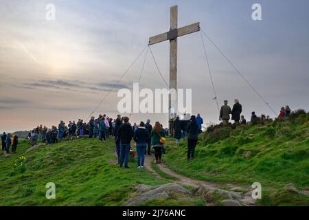 Die Menge der Gemeinde traf sich auf dem Hügel zum traditionellen Ostersonntag-Morgengottesdienst mit einem hohen Holzkreuz - dem Chevin, Otley, West Yorkshire England, Großbritannien. Stockfoto