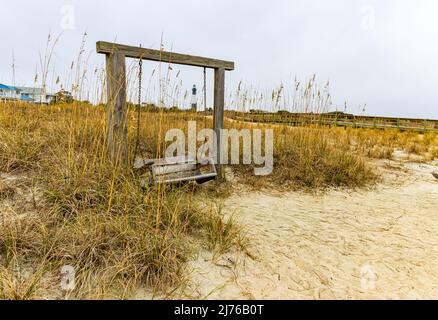 Schaukeln Sie in Sanddünen am North Beach mit der historischen Tybee Island Light Station, Tybee Island, Georgia, USA Stockfoto