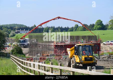 Zement wird beim Bau der Straßenbrücke beim Bau der neuen Ost-leeds-Bahnstraße yorkshire united Kingdom geliefert Stockfoto